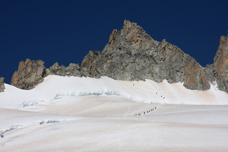 Alpinistes au sommet et redescendant de l'Aiguille du Tour