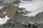 La longue colonne des alpinistes grimpant le Goter (au fond, le refuge de Tte-Rousse)