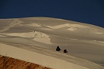 Quelques alpinistes se prparent au coucher de soleil