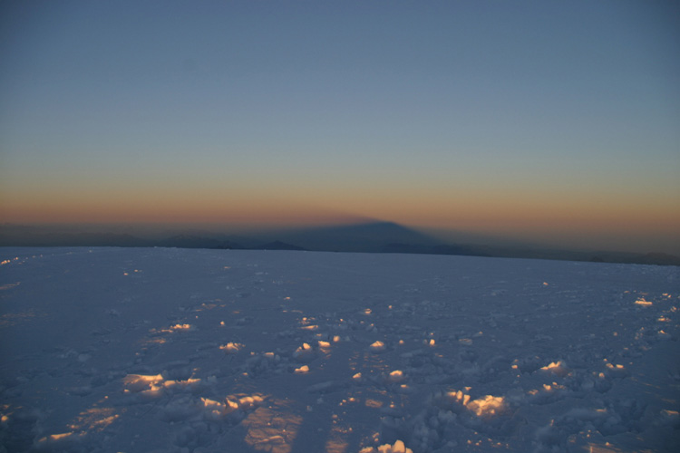 L'ombre du Mont-Blanc, projete jusqu' l'horizon