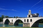 Des avions dansent au dessus du Pont d'Avignon
