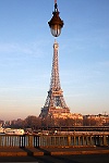 La Tour Eiffel suspendue  la lumire