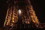 La Pleine Lune enserre par la tour Eiffel