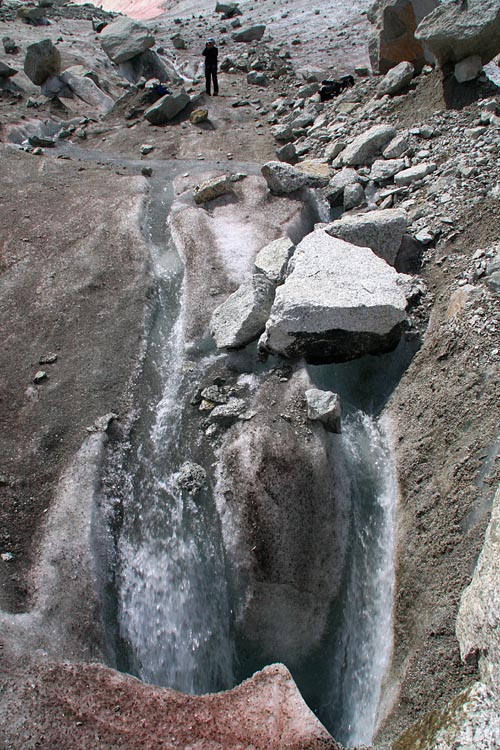 Fleuve de glacier s'enfonant dans un moulin