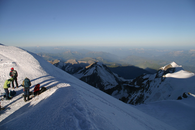 Petite pause au pied de Vallot, avant la grande arte de neige