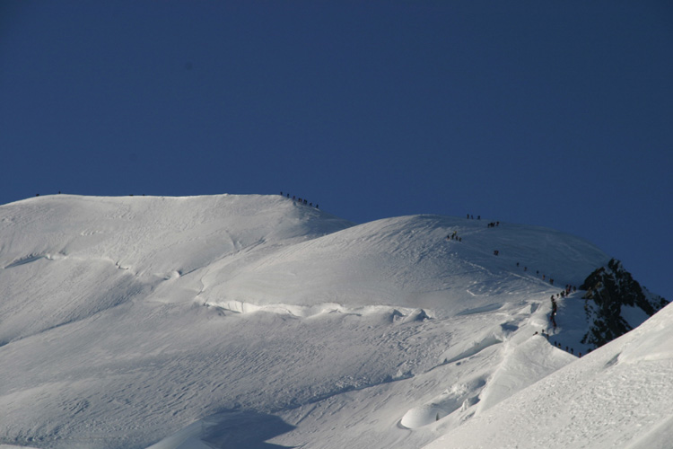 La procession des alpinistes sur les Bosses et le Sommet