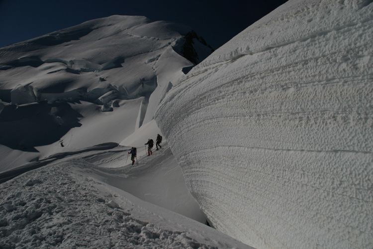 Corde longeant une crevasse