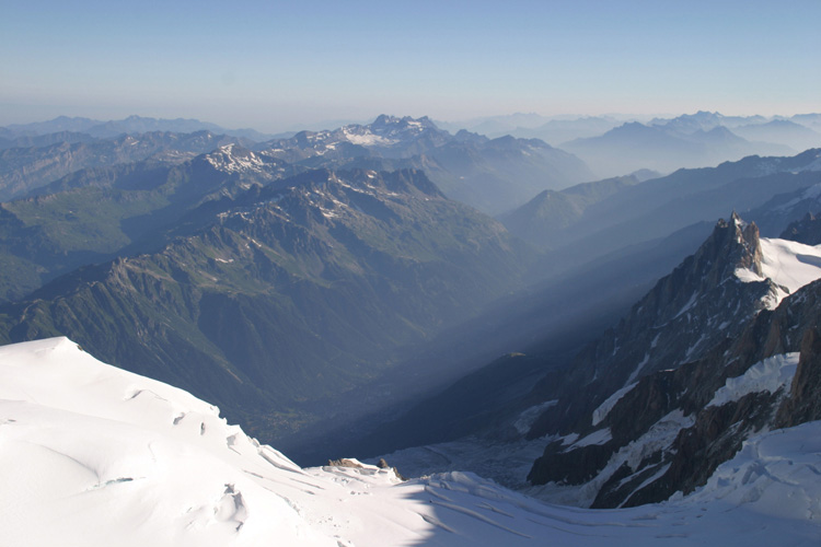 Vue plongeante sur le glacier des Bossons et Chamonix