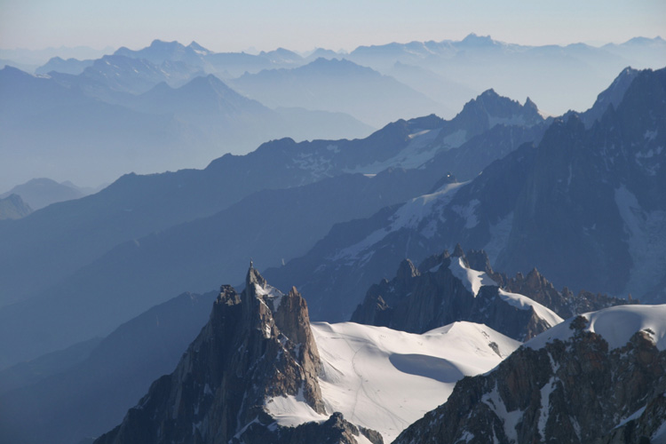 Vue plongeante sur l'Aiguille du Midi