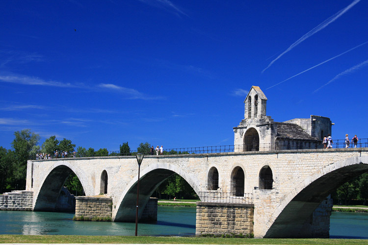 Des avions dansent au dessus du Pont d'Avignon