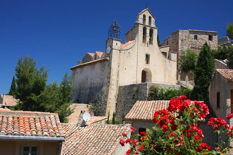 La maison de Dieu veillant sur celle de ses ouailles (Gigondas)