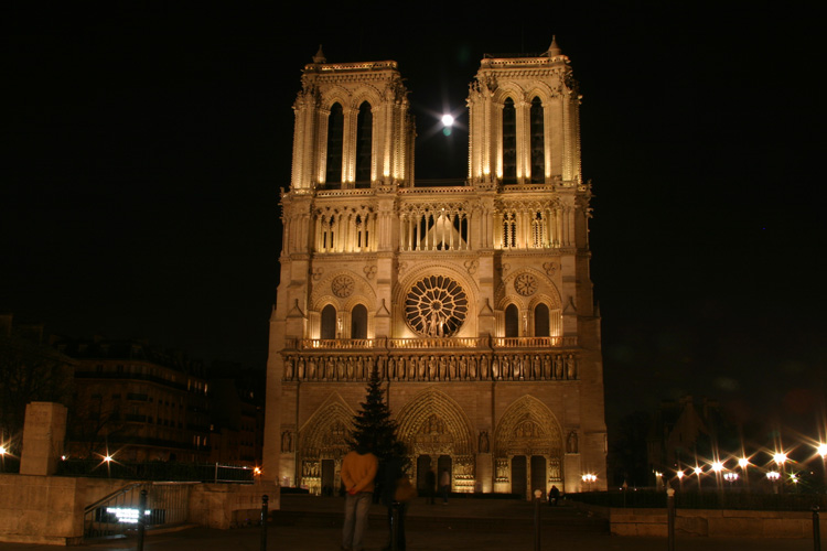 Faade ouest de Notre-Dame enserrant la Pleine Lune