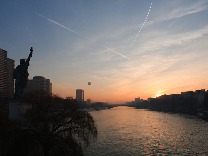 Le Soleil vaincu se couchant face  la Statue de la Libert