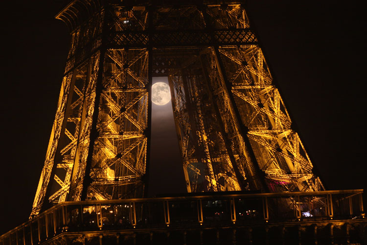 La Pleine Lune enserre par la tour Eiffel