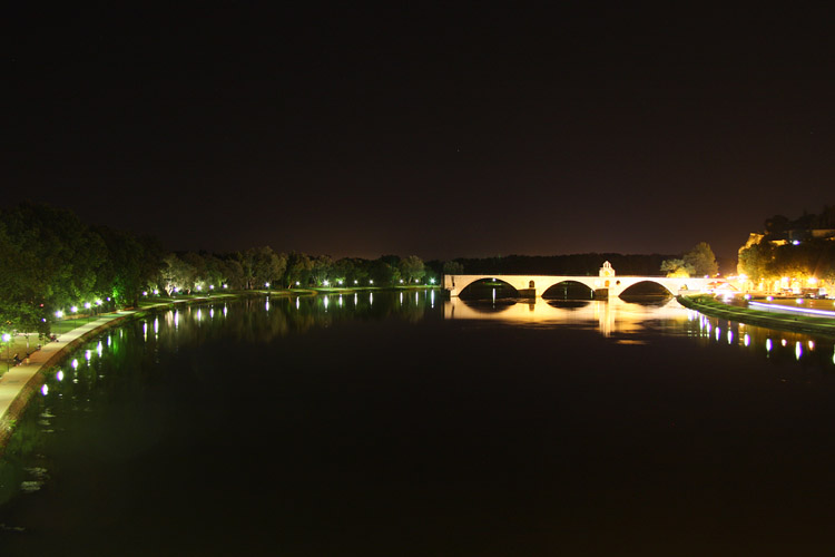 Le Rhne dansant en rond autour du Pont