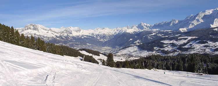 Panoramique chane du Mont-Blanc en hiver